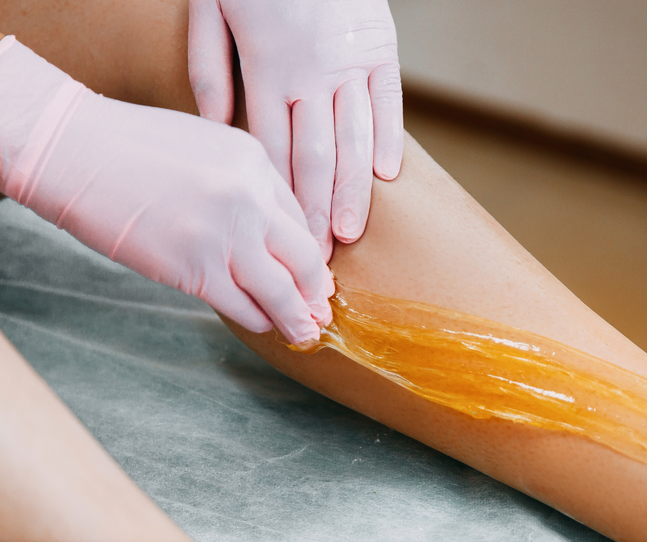 Sugaring hårfjerning på ben hvor sukkerpasta fjernes med hårets groretning